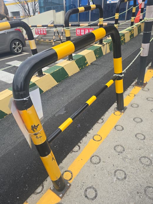 시흥 물류센터 볼라드 수리 시공 후 — 가드 부재 교체 및 흑황 재도장으로 복구된 상태