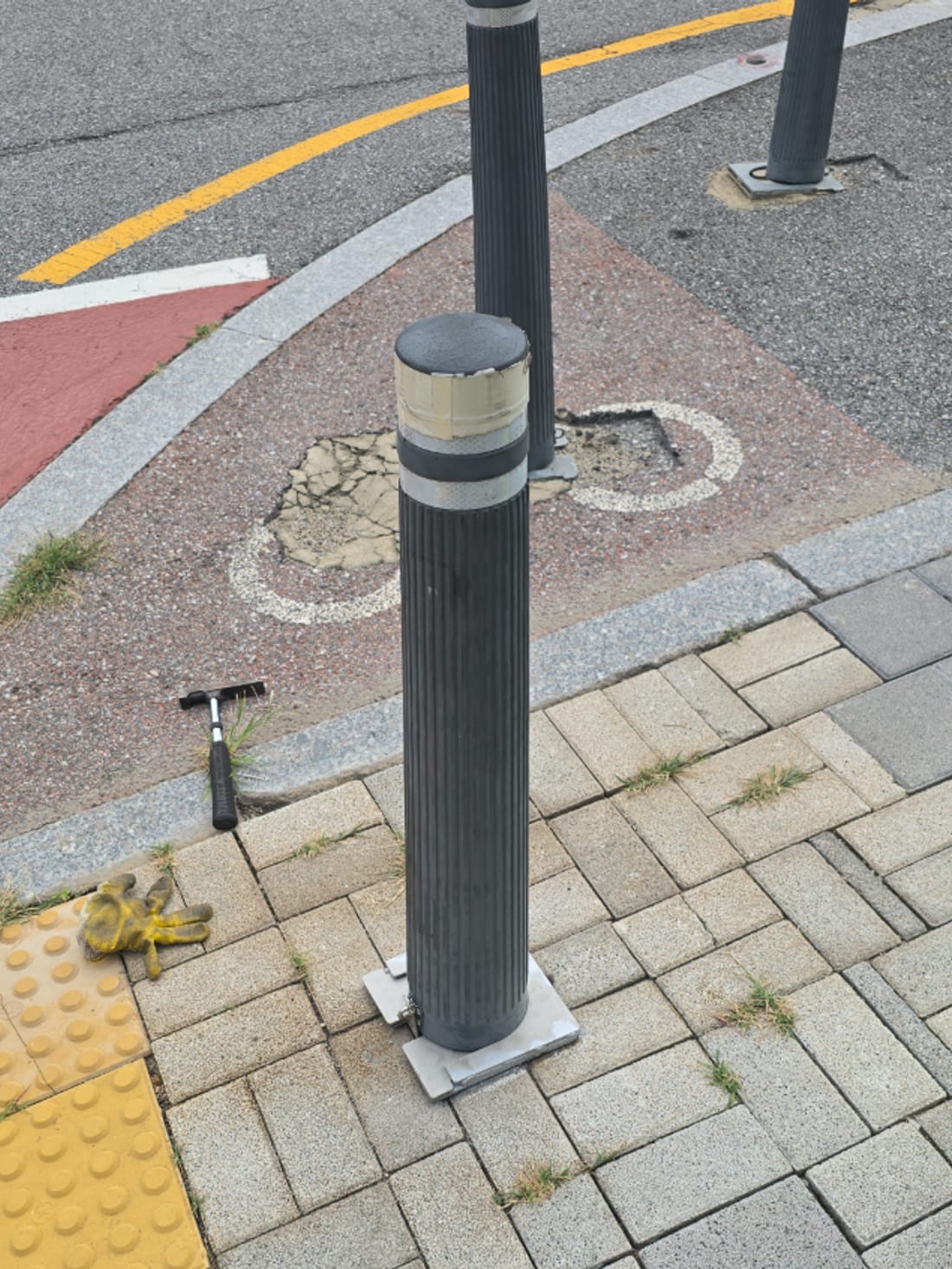 우레탄 볼라드 교체 시공 시공 후 — 탄성 우레탄 볼라드로 교체하고 베이스를 정리한 상태