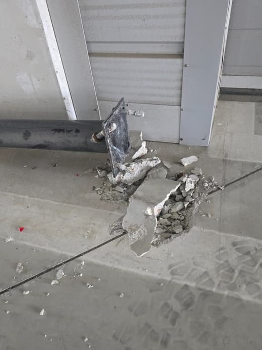 인천 물류센터 볼라드 수리 시공 전 — 볼라드가 넘어지고 기초 콘크리트가 파쇄된 상태